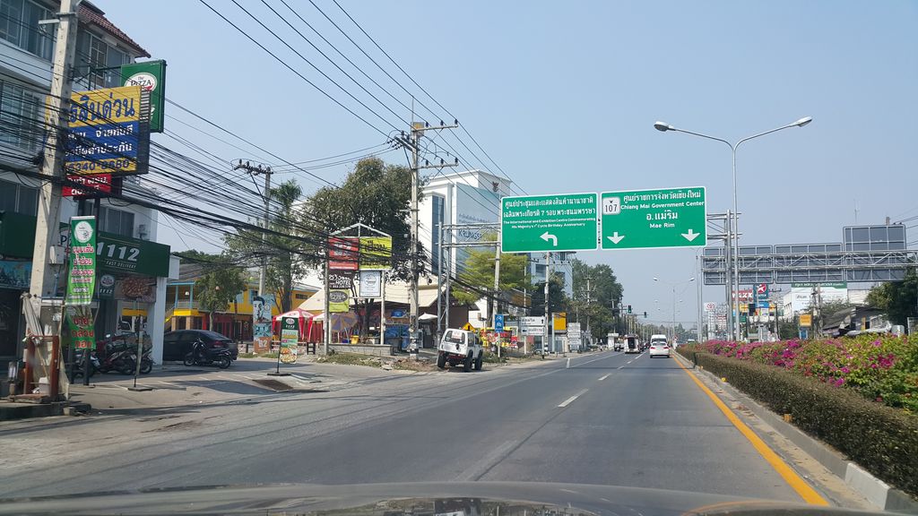 ภาพถนนตรงที่ ธนาคารกรุงไทย ตั้งอยู่ ถ่ายโดย jrcarlsen พ.ศ. 2560 (2017) · A street-level view of where ธนาคารกรุงไทย · Krungthai Bank stands, by jrcarlsen in 2560 (2017)