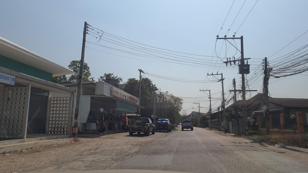 ภาพถนนตรงที่ รุ่งมงคล ค้าข้าว ข้าวสาร ไข่ไก่ ตั้งอยู่ ถ่ายโดย jrcarlsen พ.ศ. 2566 (2023) · A street-level view of where รุ่งมงคล ค้าข้าว ข้าวสาร ไข่ไก่ · Rungmongkhon Khakhao Khaosan Khaikai stands, by jrcarlsen in 2566 (2023)