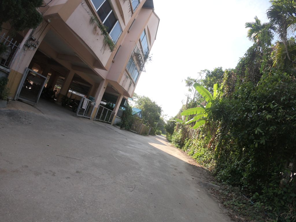 ภาพถนนตรงที่ Thara Massage ธารา นวดไทย ตั้งอยู่ ถ่ายโดย chanuwath_grab พ.ศ. 2562 (2019) · A street-level view of where Thara Massage ธารา นวดไทย stands, by chanuwath_grab in 2562 (2019)