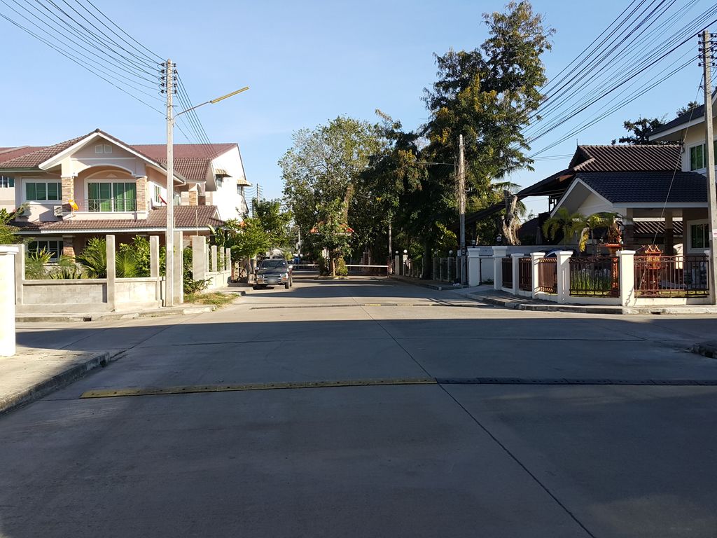 ภาพถนนตรงที่ บ่อสร้างแกรนด์วิลล์ ตั้งอยู่ ถ่ายโดย jrcarlsen พ.ศ. 2557 (2014) · A street-level view of where บ่อสร้างแกรนด์วิลล์ · Bo Sang Grand Ville stands, by jrcarlsen in 2557 (2014)