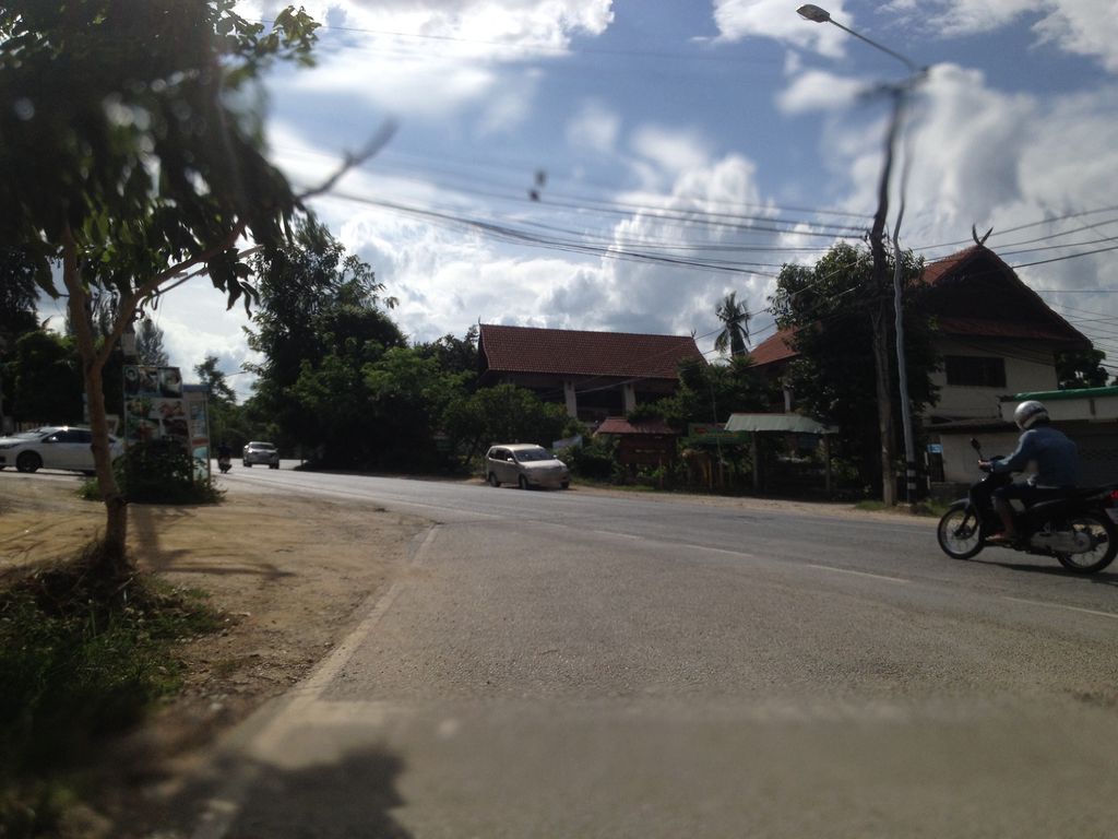 ภาพถนนตรงที่ Air Salon ตั้งอยู่ ถ่ายโดย jimwatana พ.ศ. 2558 (2015) · A street-level view of where Air Salon stands, by jimwatana in 2558 (2015)
