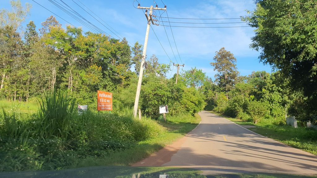 ภาพถนนตรงที่ PASSA ไร่ชาผัสสะ Tea Plantation at Mae On ตั้งอยู่ ถ่ายโดย jrcarlsen พ.ศ. 2564 (2021) · A street-level view of where PASSA ไร่ชาผัสสะ Tea Plantation at Mae On stands, by jrcarlsen in 2564 (2021)