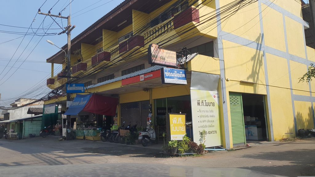 ภาพถนนตรงที่ บุญเรืองเฮ้าส์ ตั้งอยู่ ถ่ายโดย jrcarlsen พ.ศ. 2566 (2023) · A street-level view of where บุญเรืองเฮ้าส์ · Bunrueang House stands, by jrcarlsen in 2566 (2023)