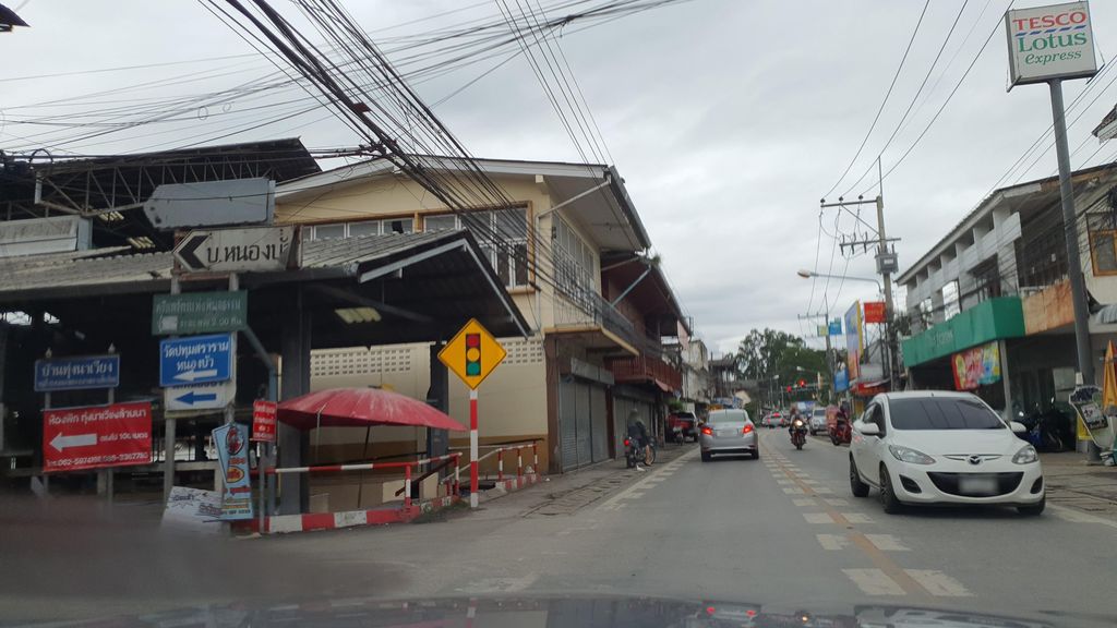 ภาพถนนตรงที่ คริสตจักรหนองบัวแซม - Nong Buoa Sam Church ตั้งอยู่ ถ่ายโดย jrcarlsen พ.ศ. 2564 (2021) · A street-level view of where คริสตจักรหนองบัวแซม - Nong Buoa Sam Church stands, by jrcarlsen in 2564 (2021)