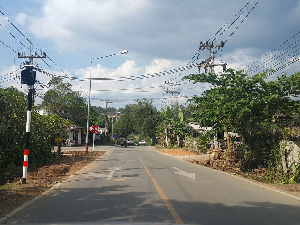 ภาพถนนตรงที่ Mae Chame Gate Restaurant ตั้งอยู่ ถ่ายโดย jrcarlsen พ.ศ. 2558 (2015) · A street-level view of where Mae Chame Gate Restaurant stands, by jrcarlsen in 2558 (2015)