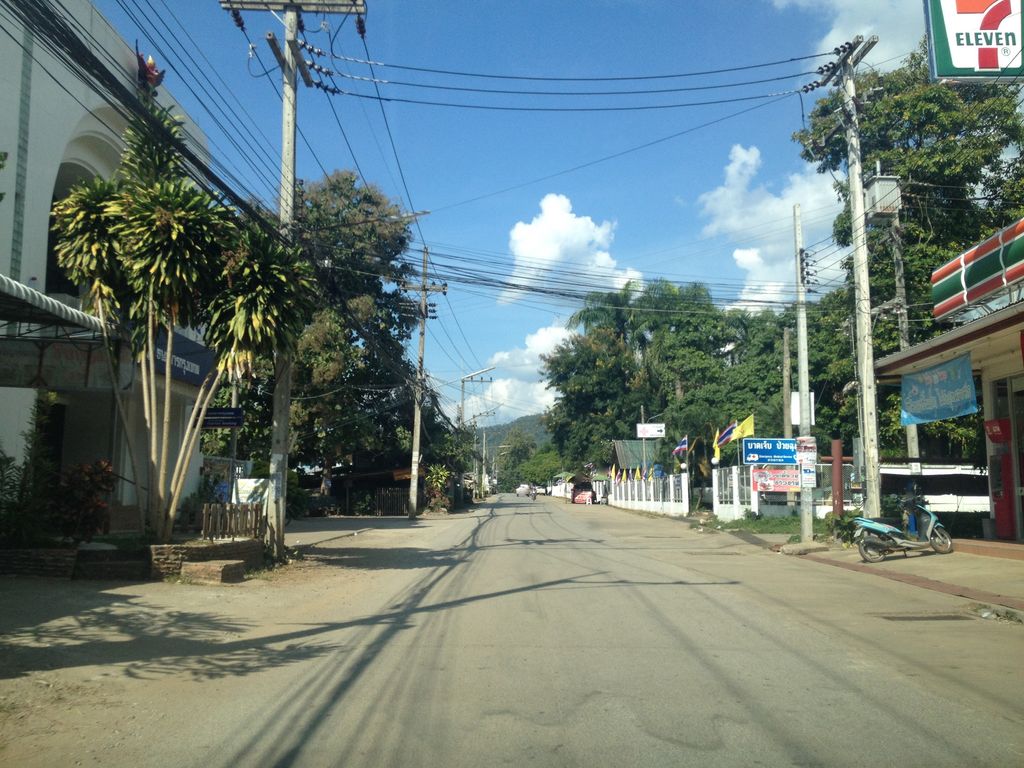 ภาพถนนตรงที่ ไปรษณีย์สะเมิง ตั้งอยู่ ถ่ายโดย jimwatana พ.ศ. 2558 (2015) · A street-level view of where ไปรษณีย์สะเมิง · Samoeng Post office stands, by jimwatana in 2558 (2015)