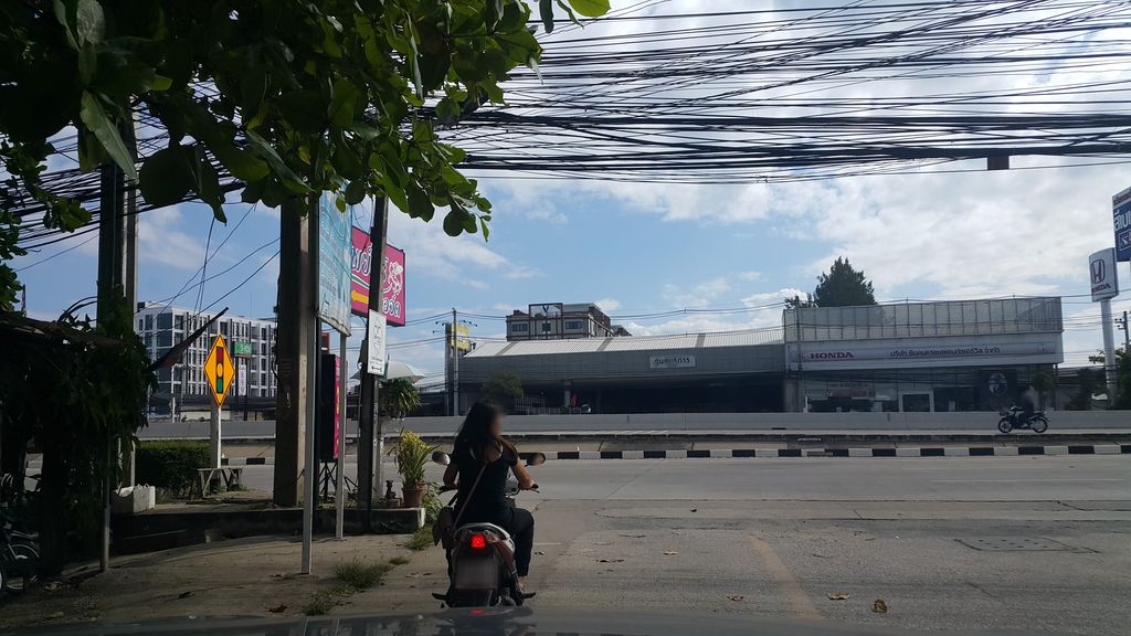 ภาพถนนตรงที่ Chacream Cafe ตั้งอยู่ ถ่ายโดย jrcarlsen พ.ศ. 2559 (2016) · A street-level view of where Chacream Cafe stands, by jrcarlsen in 2559 (2016)