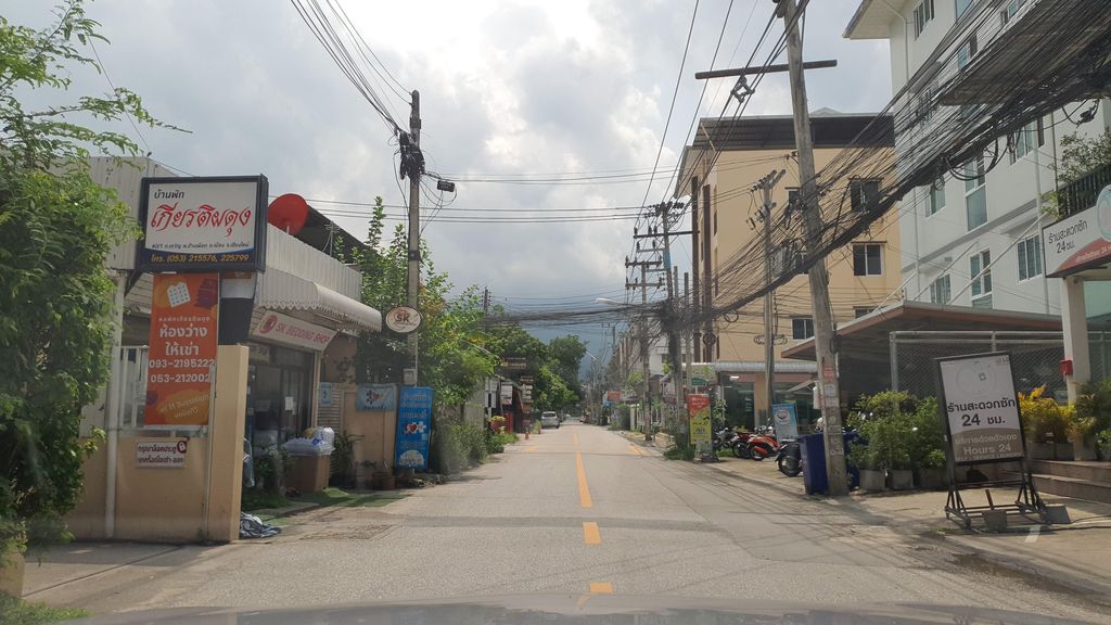 ภาพถนนตรงที่ Jainam massage ใจน้ำมาสสาจ Santitham Chiang Mai ตั้งอยู่ ถ่ายโดย jrcarlsen พ.ศ. 2565 (2022) · A street-level view of where Jainam massage ใจน้ำมาสสาจ Santitham Chiang Mai stands, by jrcarlsen in 2565 (2022)