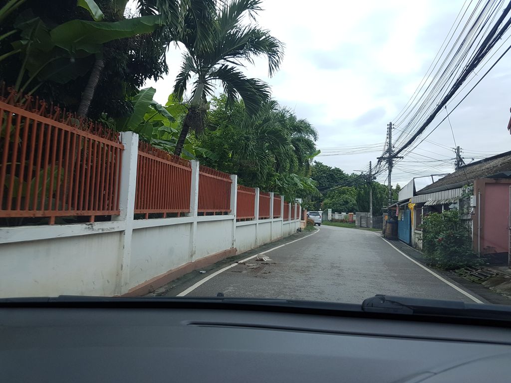 ภาพถนนตรงที่ ร้าน มือสองคลองชล ตั้งอยู่ ถ่ายโดย ekkarin พ.ศ. 2561 (2018) · A street-level view of where ร้าน มือสองคลองชล · Ran Muetongkhalongchon stands, by ekkarin in 2561 (2018)