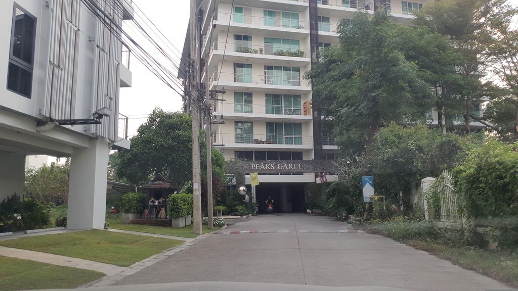 ภาพถนนตรงที่ Peaks Avenue ตั้งอยู่ ถ่ายโดย jrcarlsen พ.ศ. 2566 (2023) · A street-level view of where Peaks Avenue stands, by jrcarlsen in 2566 (2023)