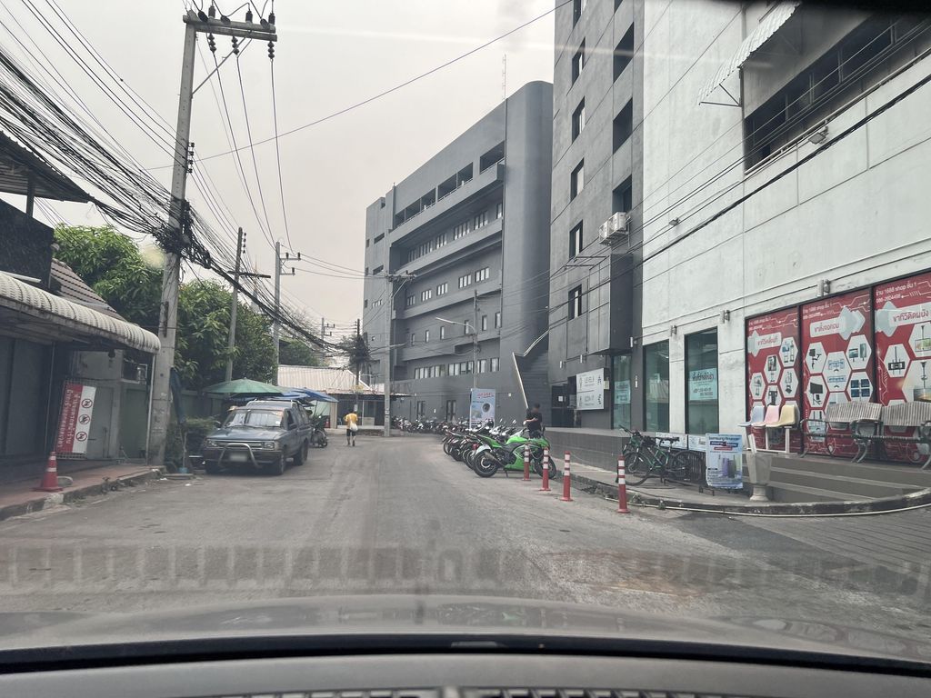 ภาพถนนตรงที่ T&M CAFE ตั้งอยู่ ถ่ายโดย lin_wang พ.ศ. 2567 (2024) · A street-level view of where T&M CAFE stands, by lin_wang in 2567 (2024)