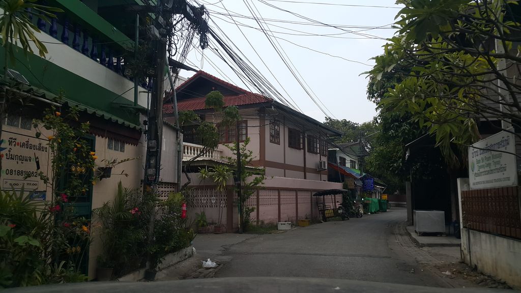 ภาพถนนตรงที่ Triple Palms House ตั้งอยู่ ถ่ายโดย jrcarlsen พ.ศ. 2560 (2017) · A street-level view of where Triple Palms House stands, by jrcarlsen in 2560 (2017)