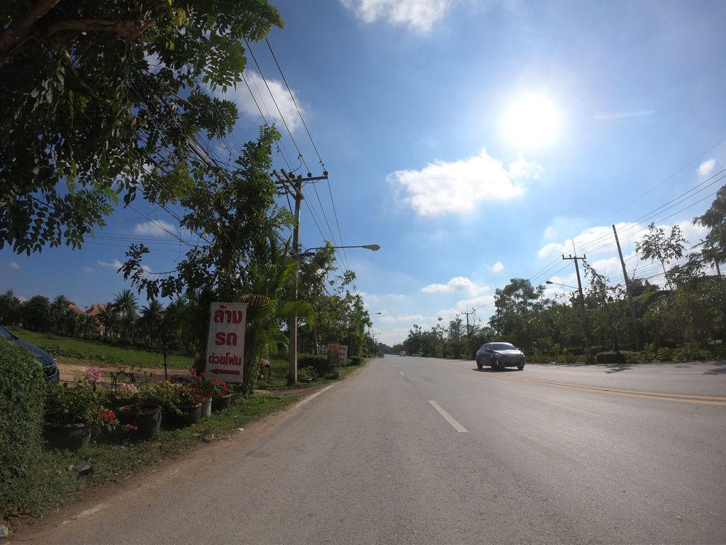 ภาพถนนตรงที่ อีสานแซ่บนัว ครัวยโสธร ตั้งอยู่ ถ่ายโดย chanuwath_grab พ.ศ. 2562 (2019) · A street-level view of where อีสานแซ่บนัว ครัวยโสธร · Isansaepnua Khruaisotra stands, by chanuwath_grab in 2562 (2019)