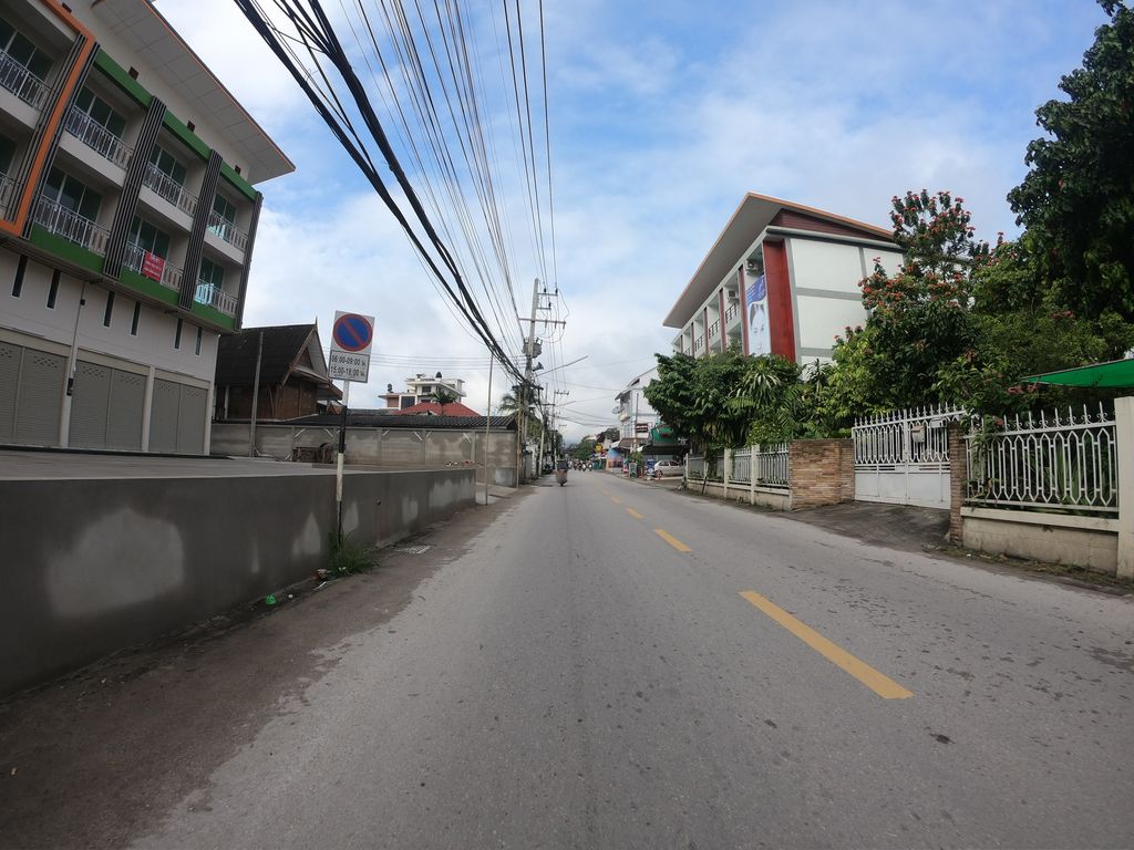 ภาพถนนตรงที่ Sisters Nail CM ตั้งอยู่ ถ่ายโดย chanuwath_grab พ.ศ. 2562 (2019) · A street-level view of where Sisters Nail CM stands, by chanuwath_grab in 2562 (2019)
