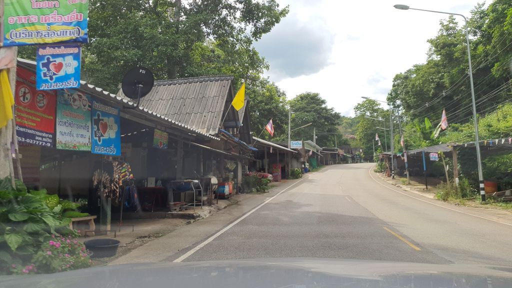 ภาพถนนตรงที่ ล่องแพแม่วางร้านโสภาทรัพย์ ตั้งอยู่ ถ่ายโดย jrcarlsen พ.ศ. 2564 (2021) · A street-level view of where ล่องแพแม่วางร้านโสภาทรัพย์ · Longphaemaeonga Ran Sopha Sap stands, by jrcarlsen in 2564 (2021)