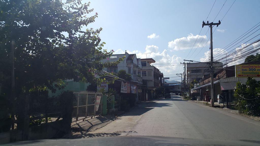 ภาพถนนตรงที่ สมายโฮม ตั้งอยู่ ถ่ายโดย jrcarlsen พ.ศ. 2559 (2016) · A street-level view of where สมายโฮม · Samaihom stands, by jrcarlsen in 2559 (2016)