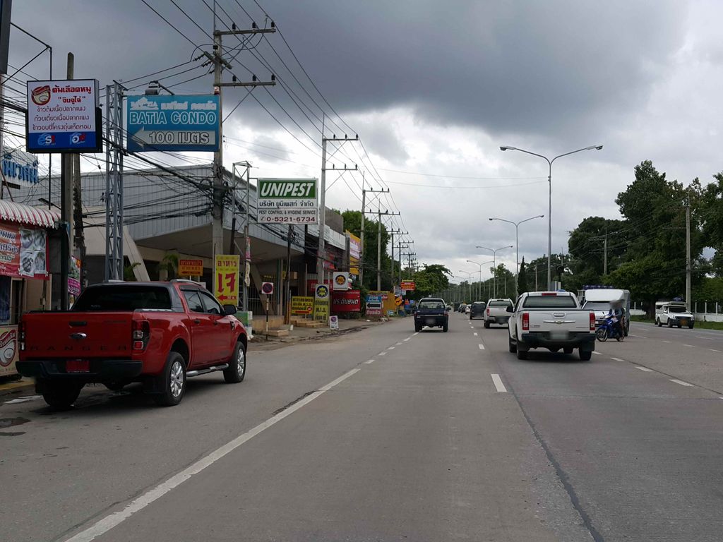 ภาพถนนตรงที่ ร้านตัดผม Today Cut ตั้งอยู่ ถ่ายโดย jrcarlsen พ.ศ. 2558 (2015) · A street-level view of where ร้านตัดผม Today Cut stands, by jrcarlsen in 2558 (2015)