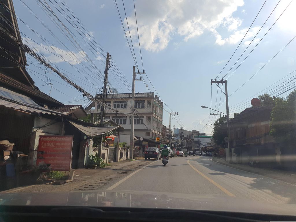ภาพถนนตรงที่ ชายเดี่ยวเกี๊ยวบะหมี่ ตั้งอยู่ ถ่ายโดย jrcarlsen พ.ศ. 2566 (2023) · A street-level view of where ชายเดี่ยวเกี๊ยวบะหมี่ · Chai Diao Kiao Bami stands, by jrcarlsen in 2566 (2023)