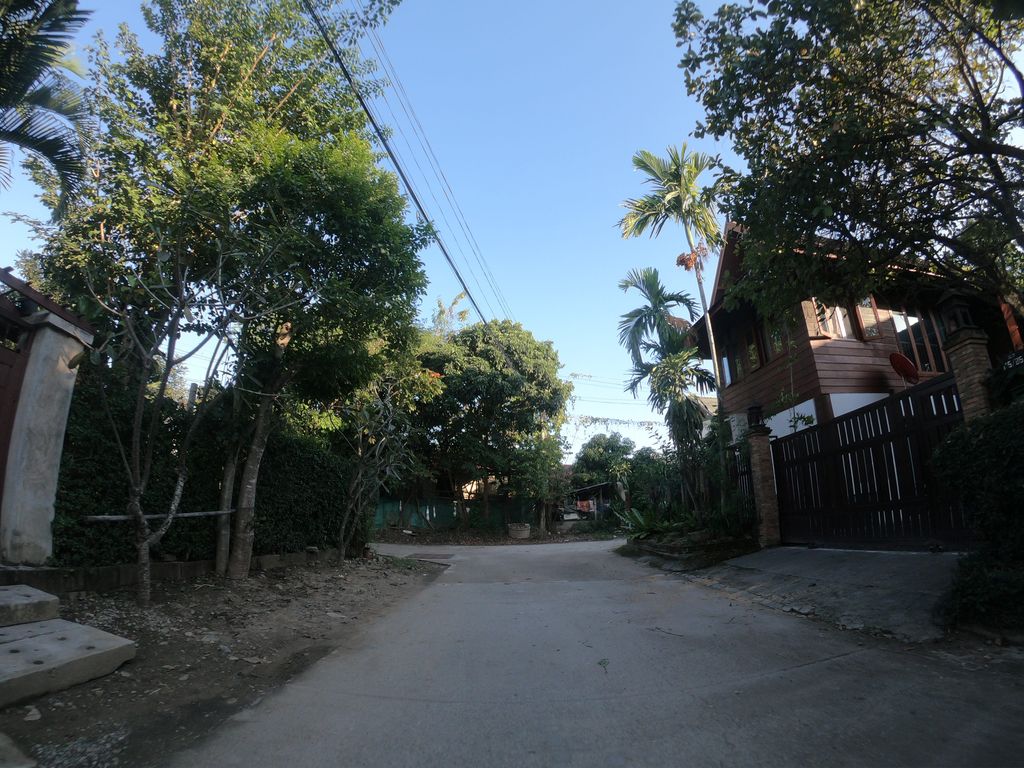 ภาพถนนตรงที่ Phu&Monn House ตั้งอยู่ ถ่ายโดย chanuwath_grab พ.ศ. 2562 (2019) · A street-level view of where Phu&Monn House stands, by chanuwath_grab in 2562 (2019)