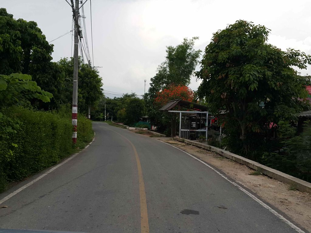 ภาพถนนตรงที่ ร้านตะวันก๊าบแก้ว สันป่าสักซิตี้ ตั้งอยู่ ถ่ายโดย jrcarlsen พ.ศ. 2558 (2015) · A street-level view of where ร้านตะวันก๊าบแก้ว สันป่าสักซิตี้ · Ran Tawan Kap Kaeo San Pa Sak City stands, by jrcarlsen in 2558 (2015)
