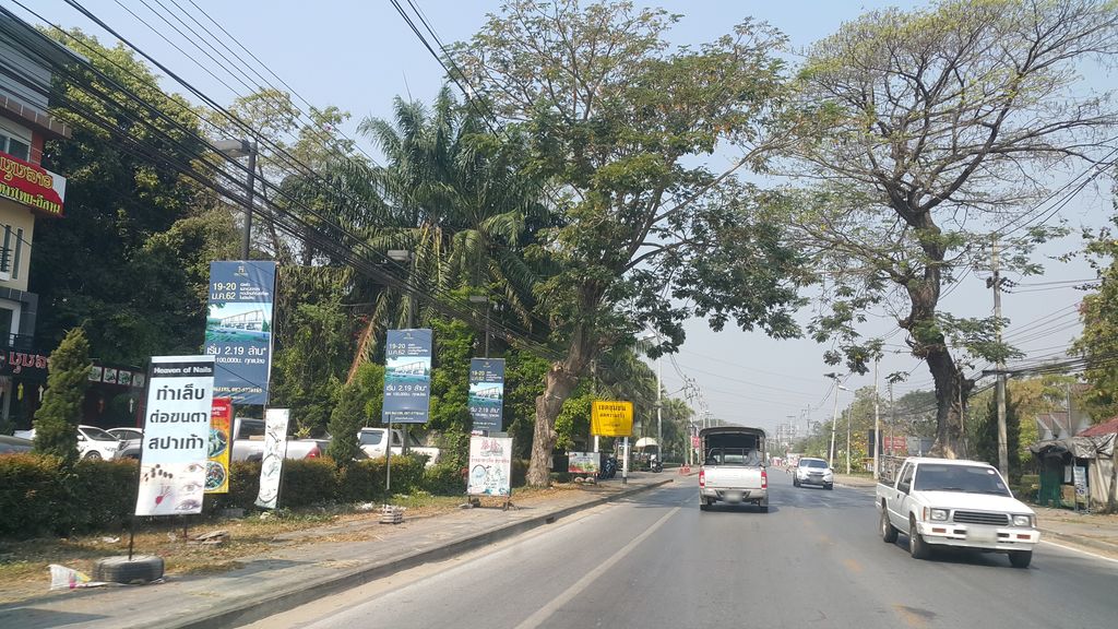 ภาพถนนตรงที่ หมู่บ้านพิมพ์พิชฎา ตั้งอยู่ ถ่ายโดย jrcarlsen พ.ศ. 2562 (2019) · A street-level view of where หมู่บ้านพิมพ์พิชฎา · Phim Phi Chada Village stands, by jrcarlsen in 2562 (2019)