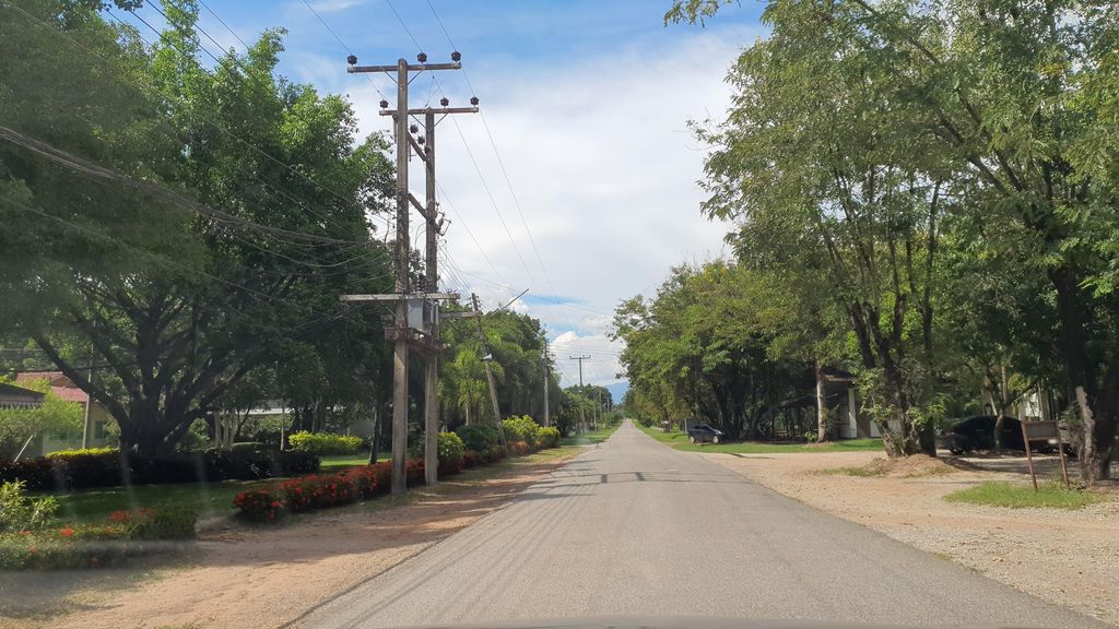 ภาพถนนตรงที่ เกษตรฯ กาแฟสด ตั้งอยู่ ถ่ายโดย jrcarlsen พ.ศ. 2564 (2021) · A street-level view of where เกษตรฯ กาแฟสด · Ketton Kafaetda stands, by jrcarlsen in 2564 (2021)