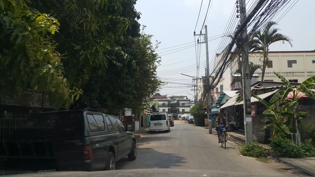 ภาพถนนตรงที่ Monnymon Shop ตั้งอยู่ ถ่ายโดย jrcarlsen พ.ศ. 2560 (2017) · A street-level view of where Monnymon Shop stands, by jrcarlsen in 2560 (2017)