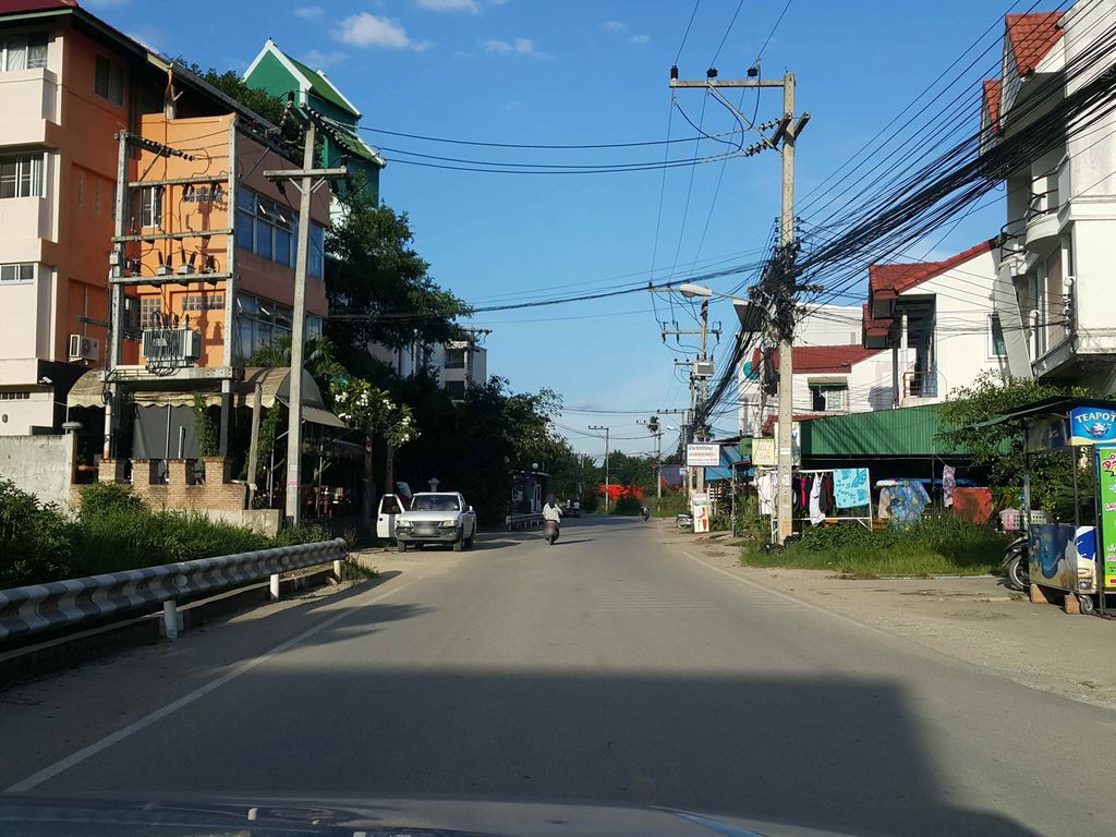 ภาพถนนตรงที่ ร้านเจ๊เพ็ญตำแหลก ตั้งอยู่ ถ่ายโดย jrcarlsen พ.ศ. 2558 (2015) · A street-level view of where ร้านเจ๊เพ็ญตำแหลก · Ran Che Phen Tamlaek stands, by jrcarlsen in 2558 (2015)