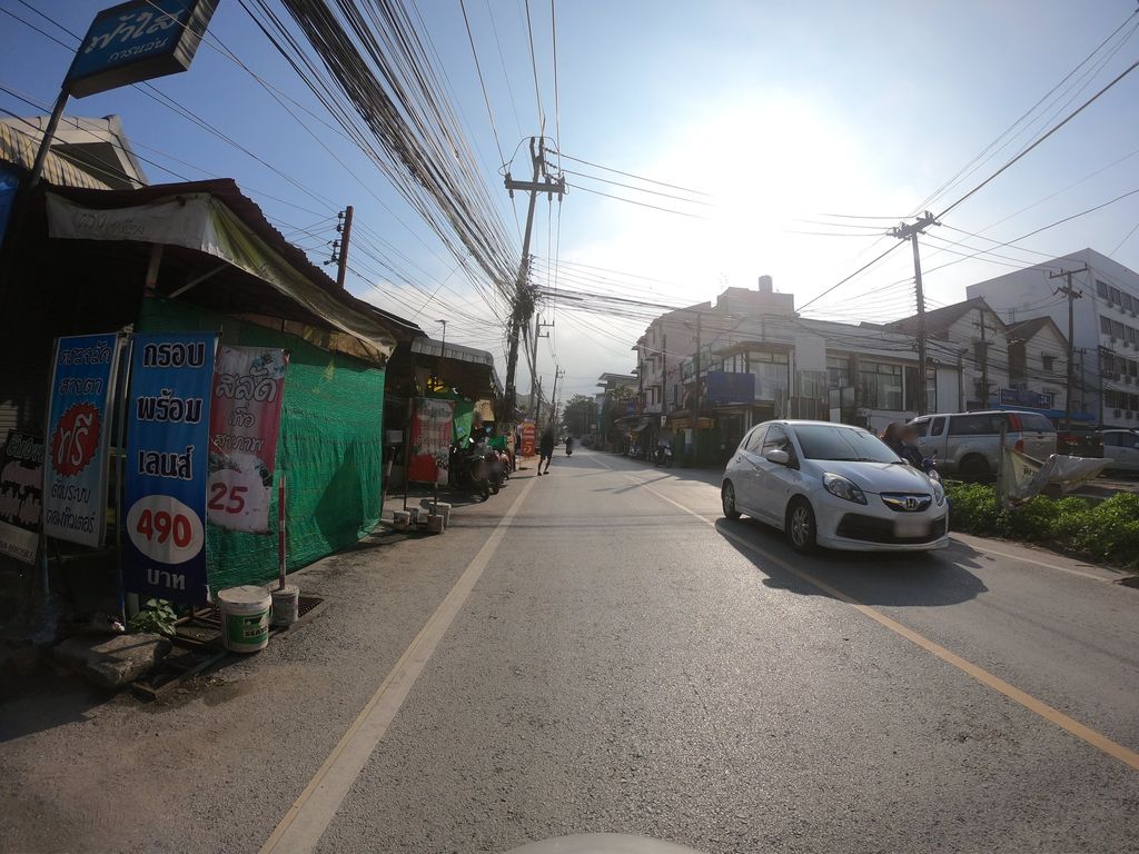 ภาพถนนตรงที่ ฟ้าใส การแว่น ตั้งอยู่ ถ่ายโดย chanuwath_grab พ.ศ. 2562 (2019) · A street-level view of where ฟ้าใส การแว่น · Fasai Kanwaen stands, by chanuwath_grab in 2562 (2019)