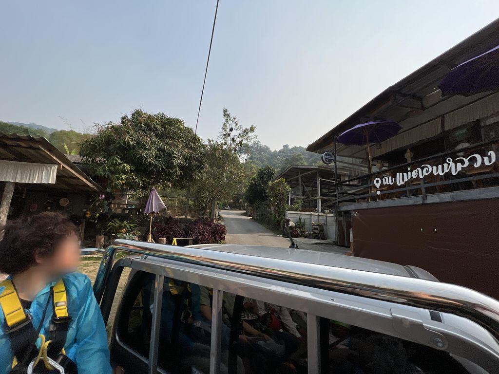 ภาพถนนตรงที่ Doi Langka Coffee ตั้งอยู่ ถ่ายโดย Junguin พ.ศ. 2566 (2023) · A street-level view of where Doi Langka Coffee stands, by Junguin in 2566 (2023)