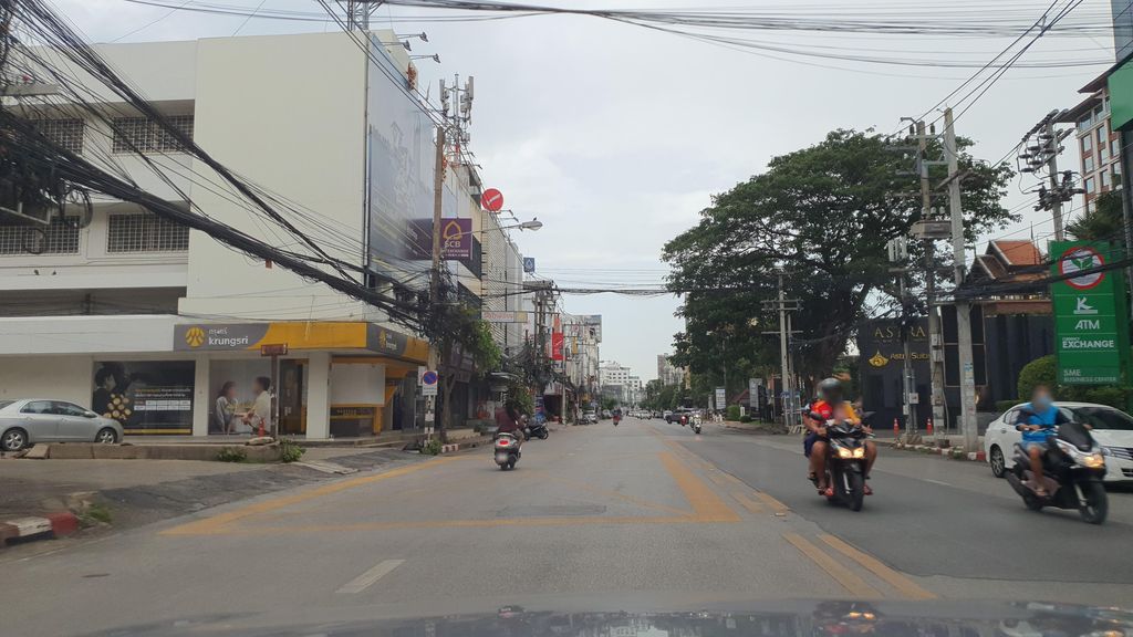 ภาพถนนตรงที่ เจียงลูกชิ้นปลา สาขาช้างคลาน ตั้งอยู่ ถ่ายโดย jrcarlsen พ.ศ. 2565 (2022) · A street-level view of where เจียงลูกชิ้นปลา สาขาช้างคลาน · Chiang Lukchinpla Sakha Chang Khlan stands, by jrcarlsen in 2565 (2022)