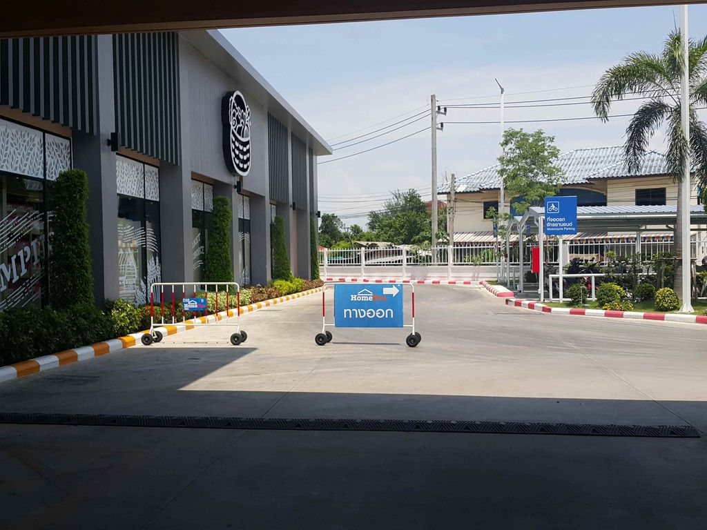 ภาพถนนตรงที่ Muller Optik Homepro แว่นตาเชียงใหม่ สาขาโฮมโปร ตั้งอยู่ ถ่ายโดย jrcarlsen พ.ศ. 2558 (2015) · A street-level view of where Muller Optik Homepro แว่นตาเชียงใหม่ สาขาโฮมโปร stands, by jrcarlsen in 2558 (2015)