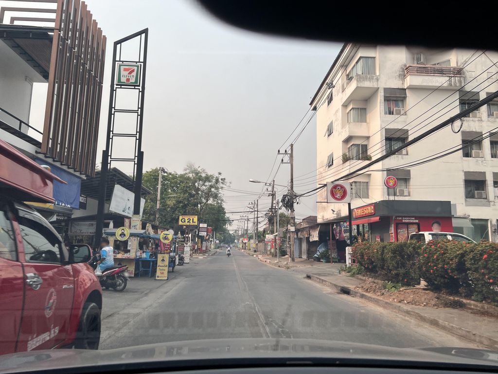 ภาพถนนตรงที่ 50 Fifty Percent ตั้งอยู่ ถ่ายโดย lin_wang พ.ศ. 2567 (2024) · A street-level view of where 50 Fifty Percent stands, by lin_wang in 2567 (2024)