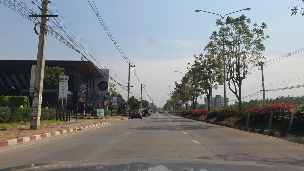 ภาพถนนตรงที่ บาร์ บ้านนอก cafe’ “bar bannork” ตั้งอยู่ ถ่ายโดย jrcarlsen พ.ศ. 2565 (2022) · A street-level view of where บาร์ บ้านนอก cafe’ “bar bannork” stands, by jrcarlsen in 2565 (2022)