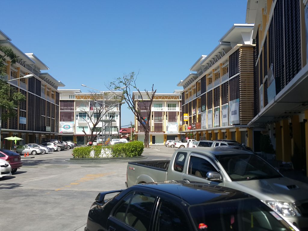 ภาพถนนตรงที่ Mor Trust Clinic ตั้งอยู่ ถ่ายโดย jrcarlsen พ.ศ. 2558 (2015) · A street-level view of where Mor Trust Clinic stands, by jrcarlsen in 2558 (2015)