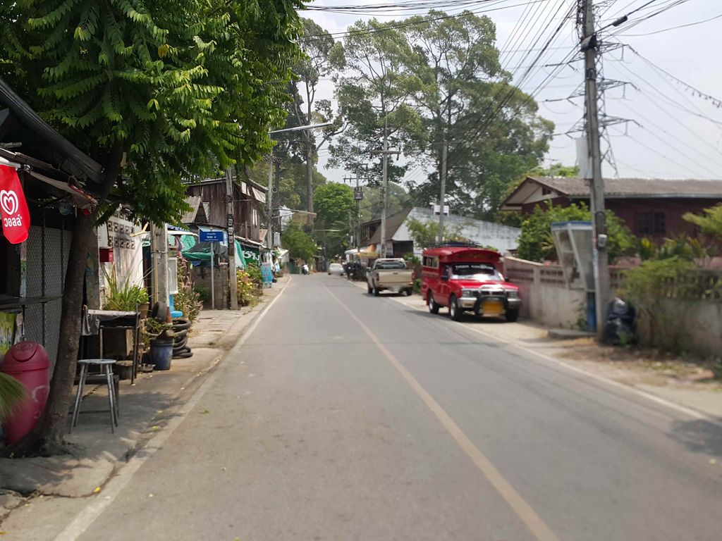 ภาพถนนตรงที่ อู่ช่างทน ตั้งอยู่ ถ่ายโดย jrcarlsen พ.ศ. 2558 (2015) · A street-level view of where อู่ช่างทน · Uchangthon stands, by jrcarlsen in 2558 (2015)