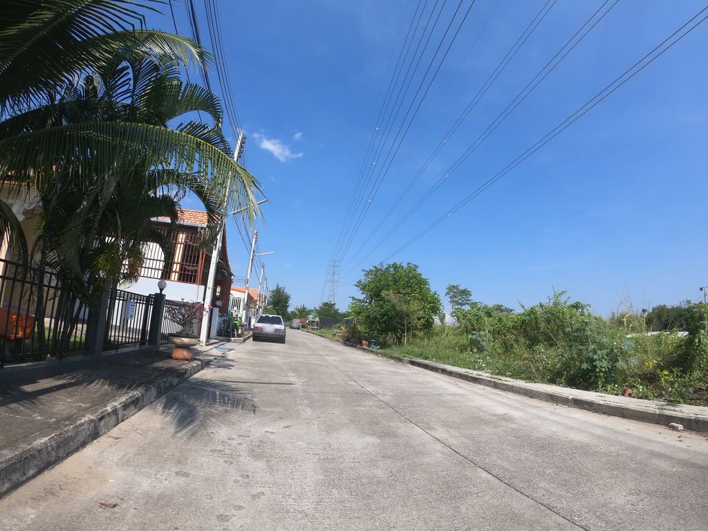ภาพถนนตรงที่ Look 3 Salon ตั้งอยู่ ถ่ายโดย chanuwath_grab พ.ศ. 2562 (2019) · A street-level view of where Look 3 Salon stands, by chanuwath_grab in 2562 (2019)