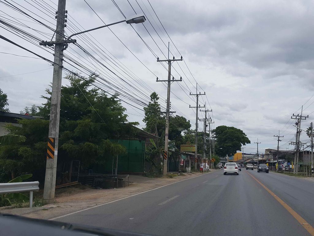 ภาพถนนตรงที่ ฮ้านปากต้อข้าวราดแกง ตั้งอยู่ ถ่ายโดย jrcarlsen พ.ศ. 2558 (2015) · A street-level view of where ฮ้านปากต้อข้าวราดแกง · Han Pak To Khaoratkaeng stands, by jrcarlsen in 2558 (2015)