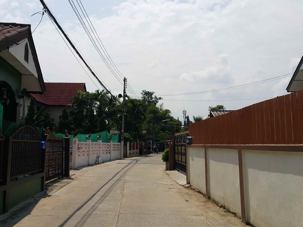 ภาพถนนตรงที่ Nk อพาร์ทเม้นท์ ตั้งอยู่ ถ่ายโดย jrcarlsen พ.ศ. 2558 (2015) · A street-level view of where Nk อพาร์ทเม้นท์ · Nk Apartment stands, by jrcarlsen in 2558 (2015)