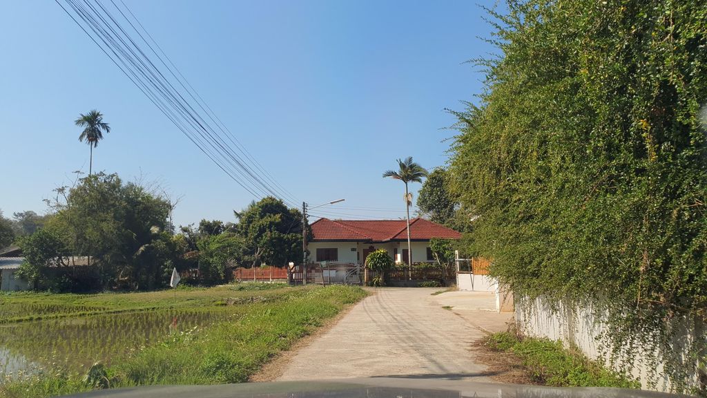 ภาพถนนตรงที่ PostcardResort ตั้งอยู่ ถ่ายโดย jrcarlsen พ.ศ. 2565 (2022) · A street-level view of where PostcardResort stands, by jrcarlsen in 2565 (2022)