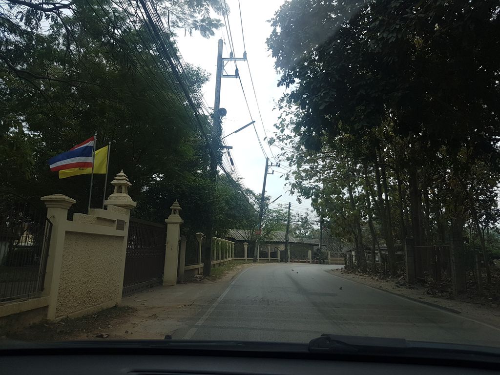 ภาพถนนตรงที่ Khuang Sri Boon ข่วงศรีบุญ ตั้งอยู่ ถ่ายโดย ekkarin พ.ศ. 2561 (2018) · A street-level view of where Khuang Sri Boon ข่วงศรีบุญ stands, by ekkarin in 2561 (2018)