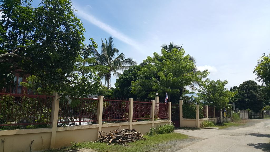 ภาพถนนตรงที่ บ้านสันโค้งเก่า ตั้งอยู่ ถ่ายโดย jrcarlsen พ.ศ. 2559 (2016) · A street-level view of where บ้านสันโค้งเก่า · Ban San Khong Kao stands, by jrcarlsen in 2559 (2016)