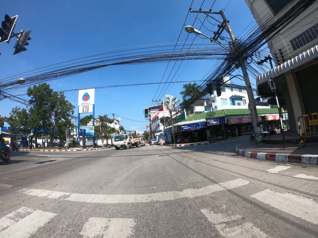 ภาพถนนตรงที่ ร้านถุงทอง - กาดเมืองใหม่ ตั้งอยู่ ถ่ายโดย chanuwath_grab พ.ศ. 2562 (2019) · A street-level view of where ร้านถุงทอง - กาดเมืองใหม่ · Ran Thungthong - Kat Mueang Mai stands, by chanuwath_grab in 2562 (2019)
