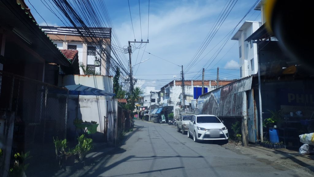 ภาพถนนตรงที่ สองพี่น้อง อาหารไทยใหญ่ สวนดอก ตั้งอยู่ ถ่ายโดย silamanee พ.ศ. 2561 (2018) · A street-level view of where สองพี่น้อง อาหารไทยใหญ่ สวนดอก · Songphinong Ahanthaiyai Suan Dok stands, by silamanee in 2561 (2018)