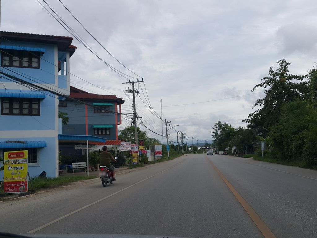 ภาพถนนตรงที่ หมูวีพี ตั้งอยู่ ถ่ายโดย jrcarlsen พ.ศ. 2558 (2015) · A street-level view of where หมูวีพี · Muwiphi stands, by jrcarlsen in 2558 (2015)