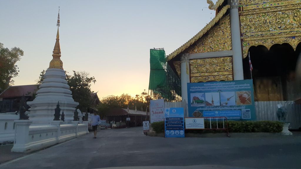 ภาพถนนตรงที่ Tuk Tuk Chiangmai ตั้งอยู่ ถ่ายโดย jrcarlsen พ.ศ. 2565 (2022) · A street-level view of where Tuk Tuk Chiangmai stands, by jrcarlsen in 2565 (2022)