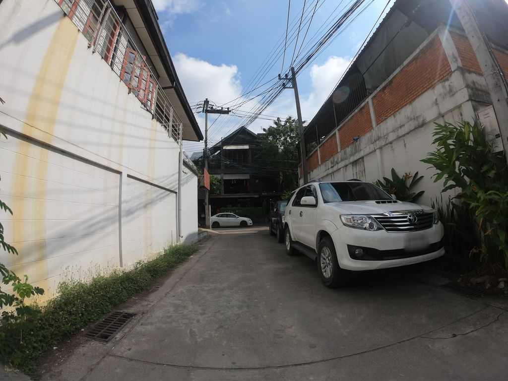 ภาพถนนตรงที่ Khom Chocolate House ตั้งอยู่ ถ่ายโดย chanuwath_grab พ.ศ. 2562 (2019) · A street-level view of where Khom Chocolate House stands, by chanuwath_grab in 2562 (2019)