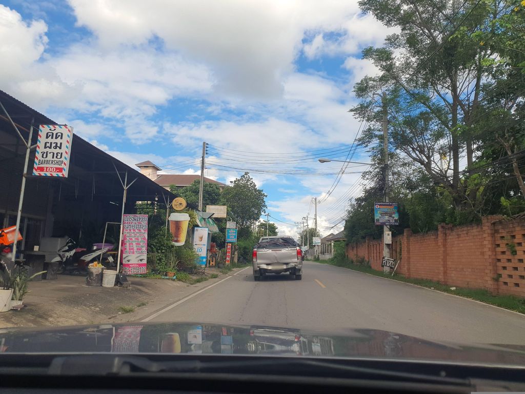 ภาพถนนตรงที่ คัลเลอร์เล็บเจล ตั้งอยู่ ถ่ายโดย jrcarlsen พ.ศ. 2566 (2023) · A street-level view of where คัลเลอร์เล็บเจล · Khanloe Lepchen stands, by jrcarlsen in 2566 (2023)