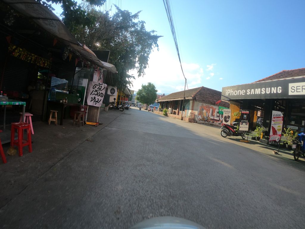ภาพถนนตรงที่ ร้านซ่อมไอโฟนเชียงใหม่macbookและ สมาร์ทโฟนทุกยี่ห้อ ตั้งอยู่ ถ่ายโดย chanuwath_grab พ.ศ. 2562 (2019) · A street-level view of where ร้านซ่อมไอโฟนเชียงใหม่macbookและ สมาร์ทโฟนทุกยี่ห้อ stands, by chanuwath_grab in 2562 (2019)
