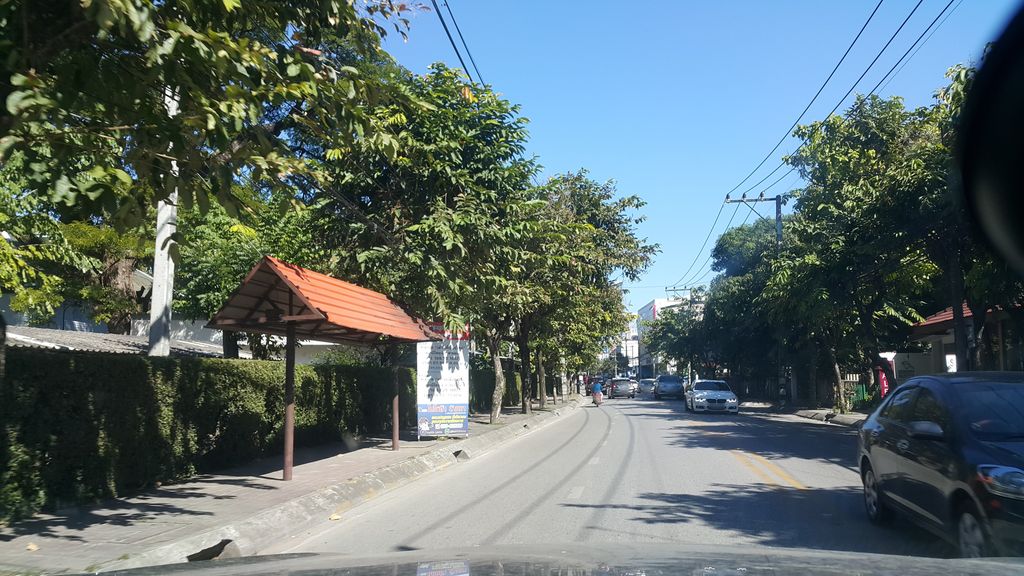 ภาพถนนตรงที่ Grace Hall อาคารอำนวนการ 1 ตั้งอยู่ ถ่ายโดย jrcarlsen พ.ศ. 2561 (2018) · A street-level view of where Grace Hall อาคารอำนวนการ 1 stands, by jrcarlsen in 2561 (2018)